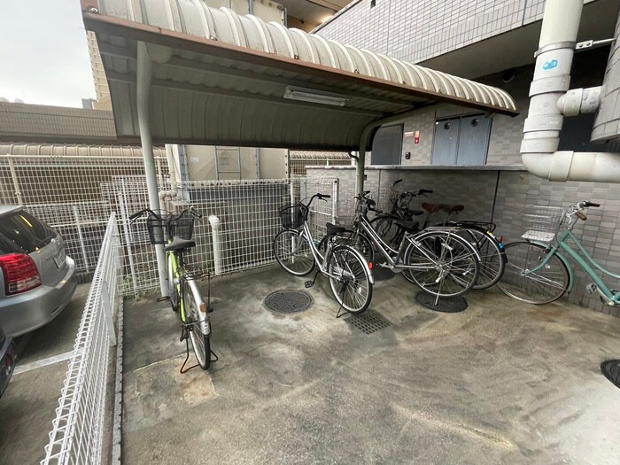 物件外観写真4　(駐輪場)