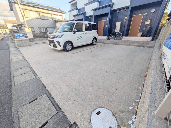 物件外観写真5　(駐車場)