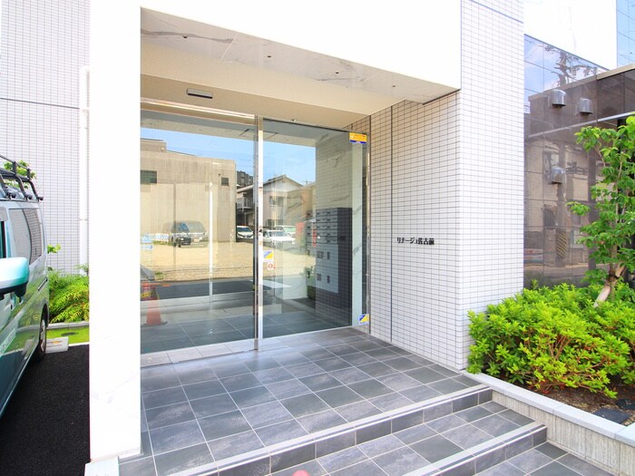 物件外観写真3　(エントランス部分)