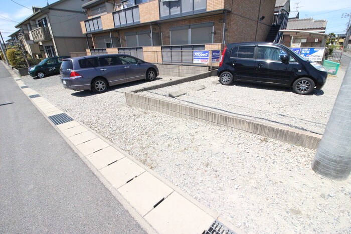 物件外観写真3　(駐車場)