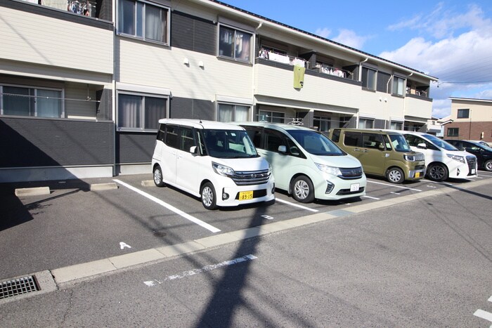 物件外観写真3　(駐車場)