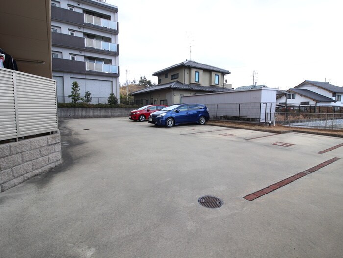 物件外観写真2　(駐車場)