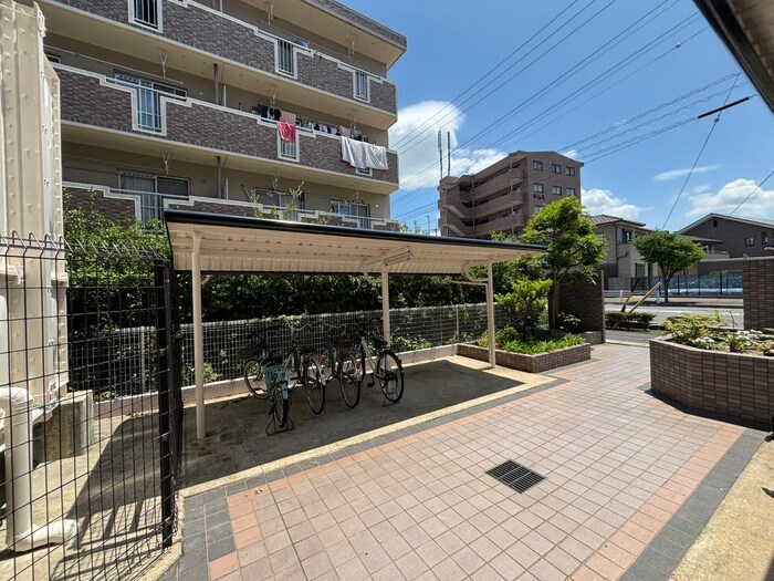 物件外観写真4　(駐輪場)