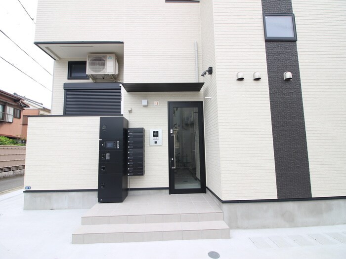 物件外観写真4　(エントランス部分)