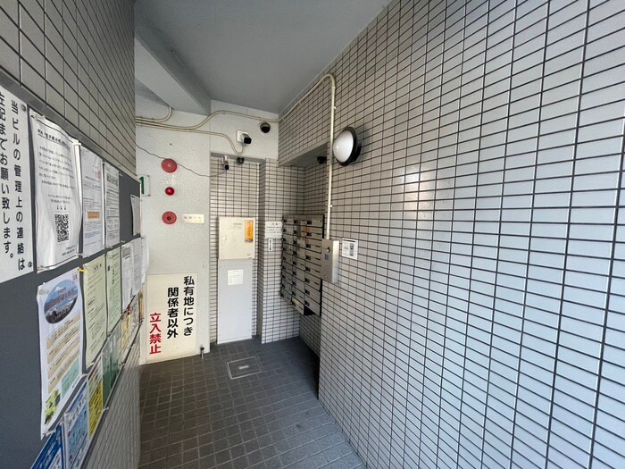 物件外観写真2　(エントランス部分)