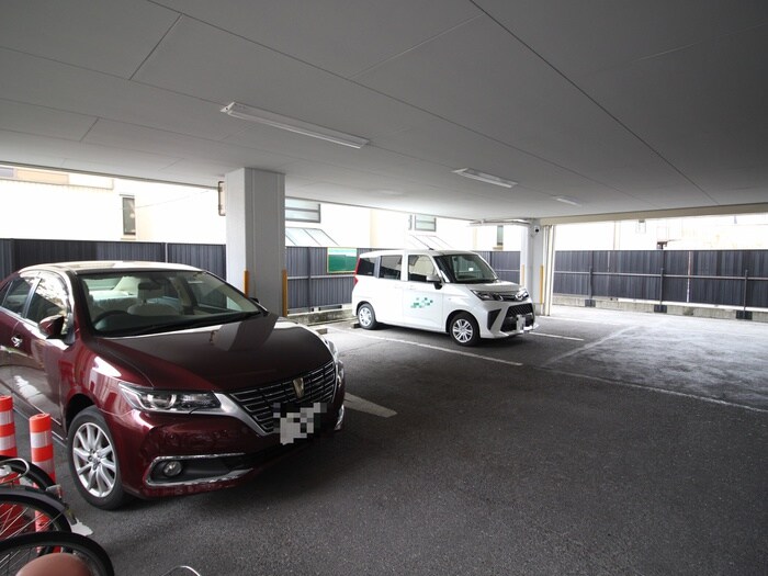 物件外観写真5　(駐車場)