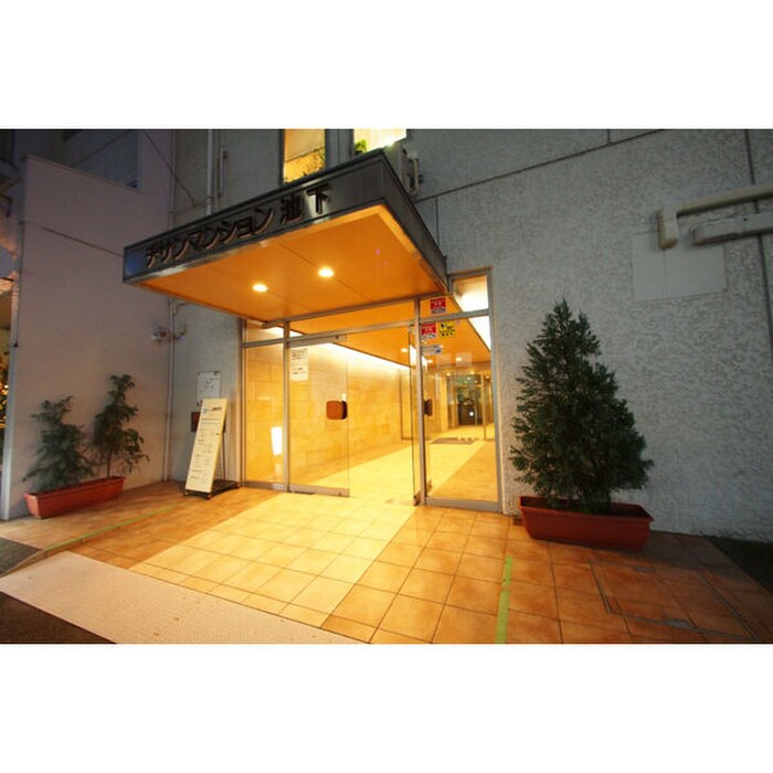 物件外観写真3　(エントランス部分)