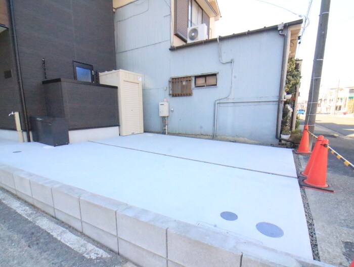 物件外観写真4　(駐車場)