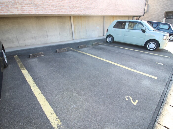 物件外観写真5　(駐車場)