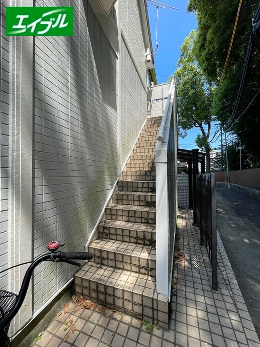 物件外観写真3　(エントランス部分)