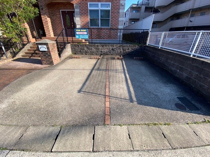 物件外観写真3　(駐車場)