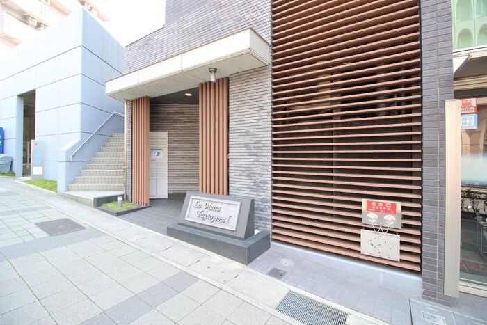 物件外観写真4　(エントランス部分)