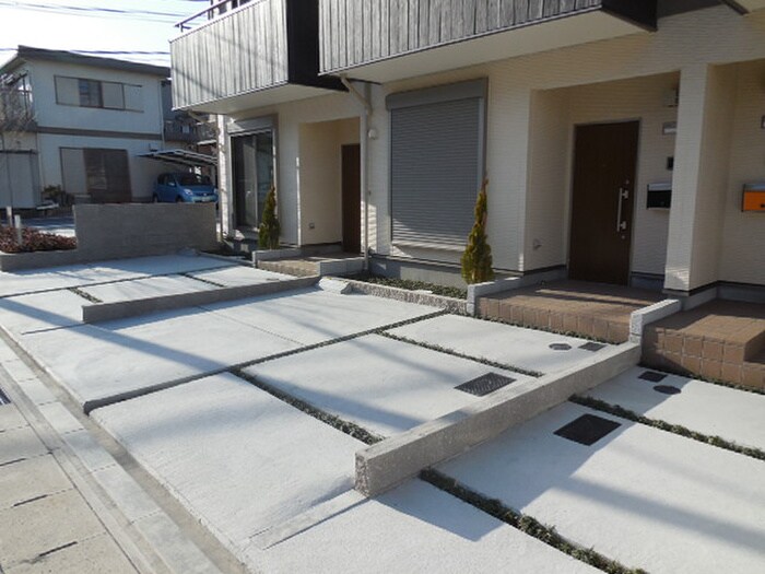 物件外観写真3　(駐車場)