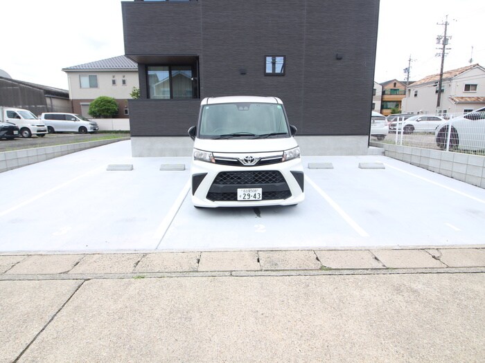 物件外観写真3　(駐車場)