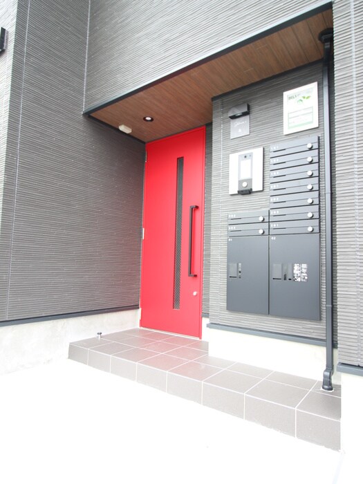 物件外観写真4　(エントランス部分)