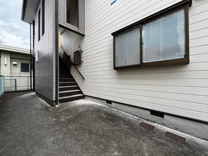 物件外観写真3　(エントランス部分)