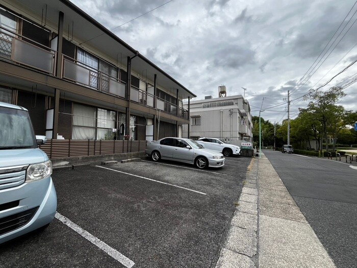 物件外観写真4　(駐車場)
