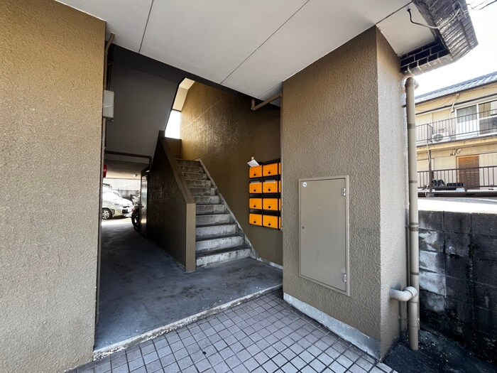 物件外観写真2　(エントランス部分)
