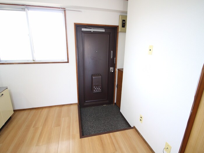 物件内観写真7　(玄関)