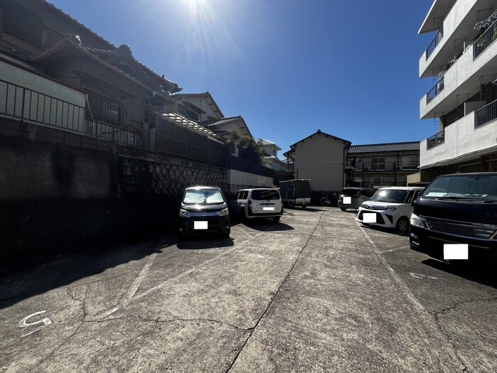 物件外観写真3　(駐車場)