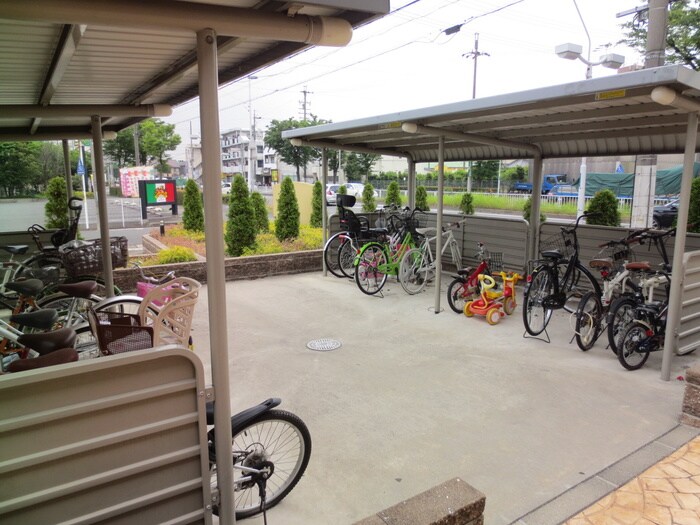 物件外観写真3　(駐輪場)