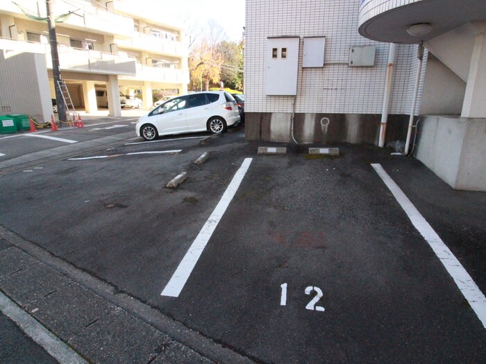 物件外観写真6　(駐車場)