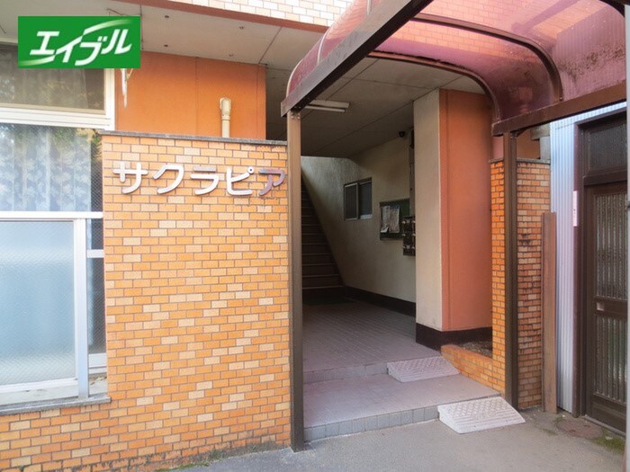 物件外観写真2　(エントランス部分)