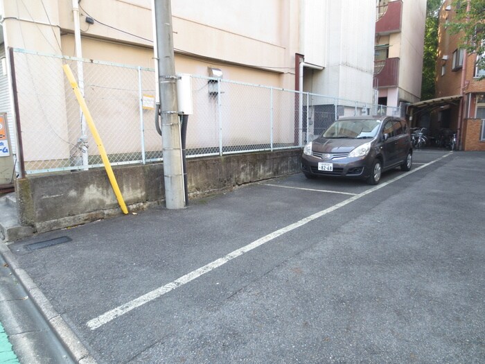 物件外観写真6　(駐車場)