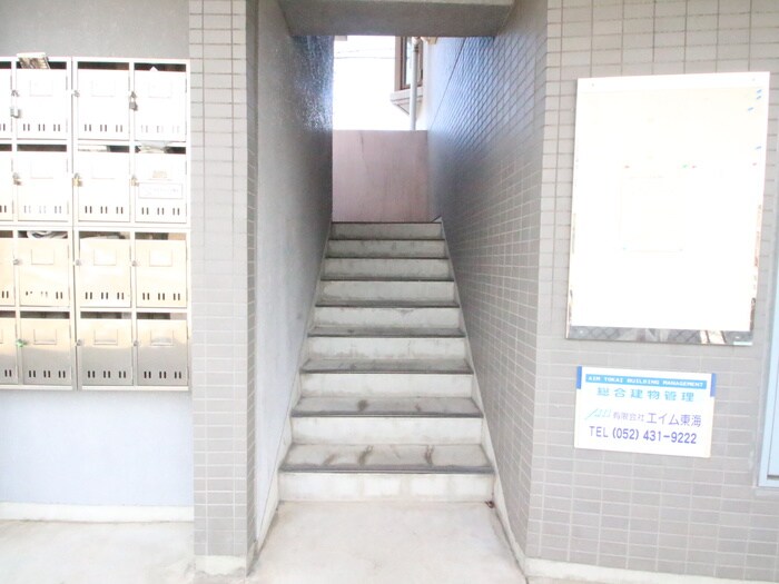 物件外観写真2　(エントランス部分)