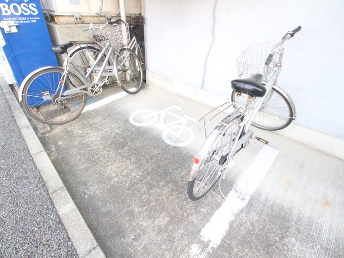 物件外観写真4　(駐輪場)