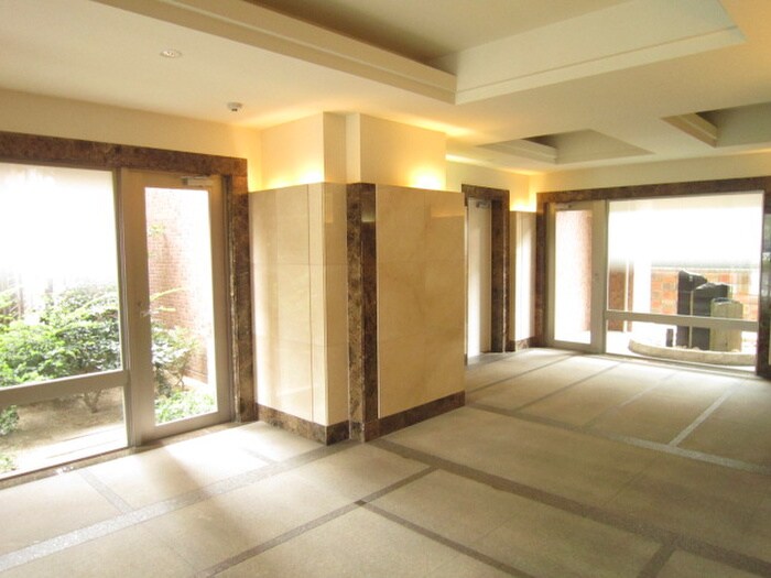 物件外観写真4　(エントランス部分)