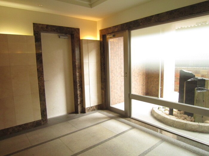 物件外観写真6　(エントランス部分)