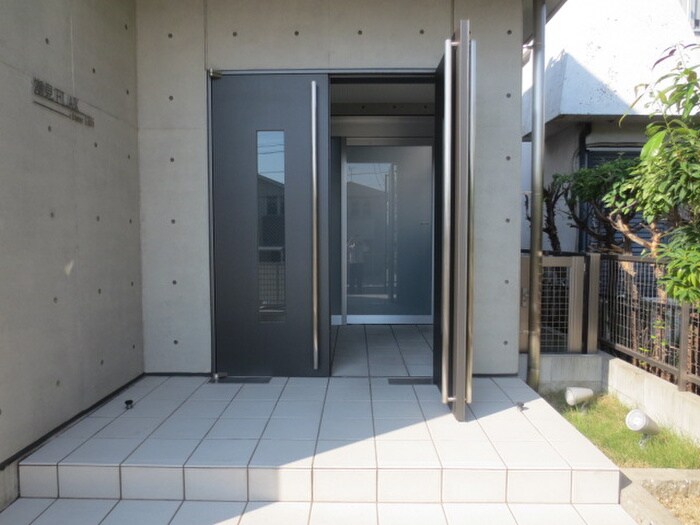 物件外観写真2　(エントランス部分)