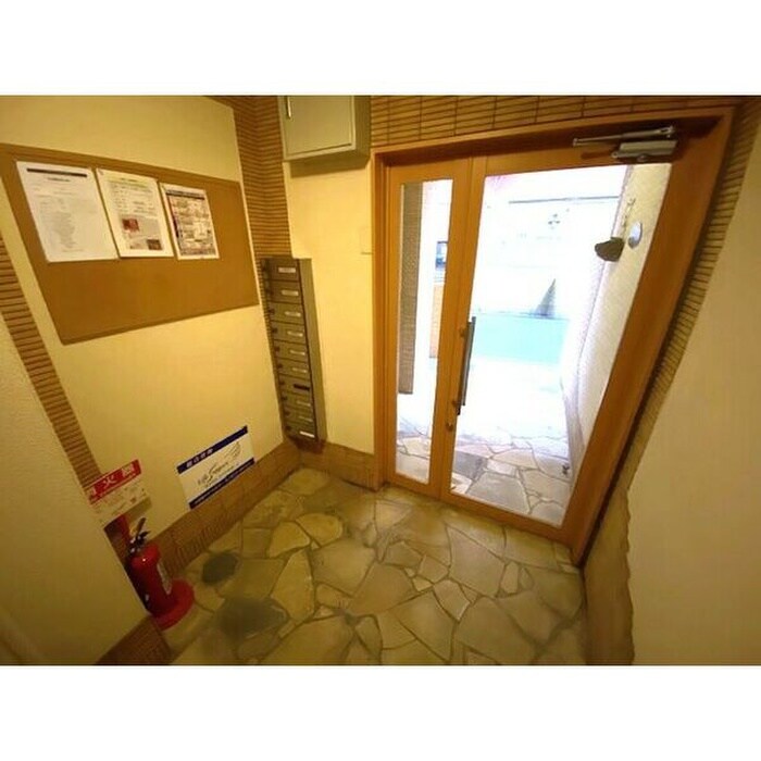 物件外観写真3　(エントランス部分)