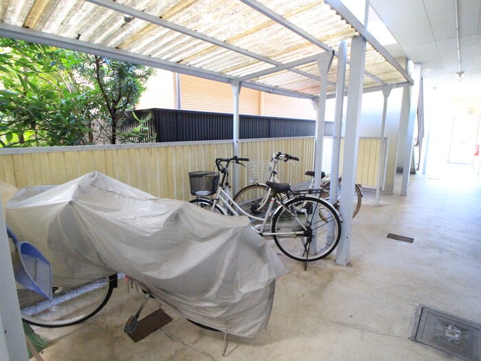 物件外観写真4　(駐輪場)