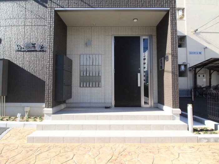 物件外観写真3　(エントランス部分)