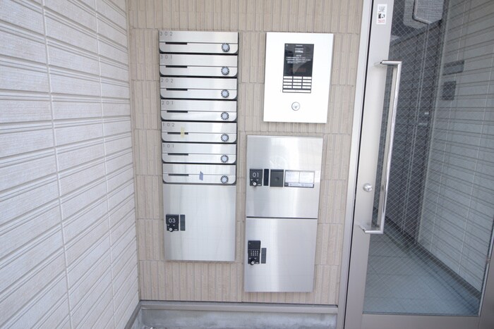 物件外観写真2　(エントランス部分)