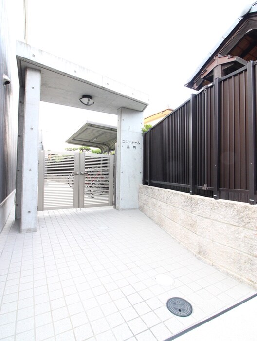物件外観写真3　(エントランス部分)
