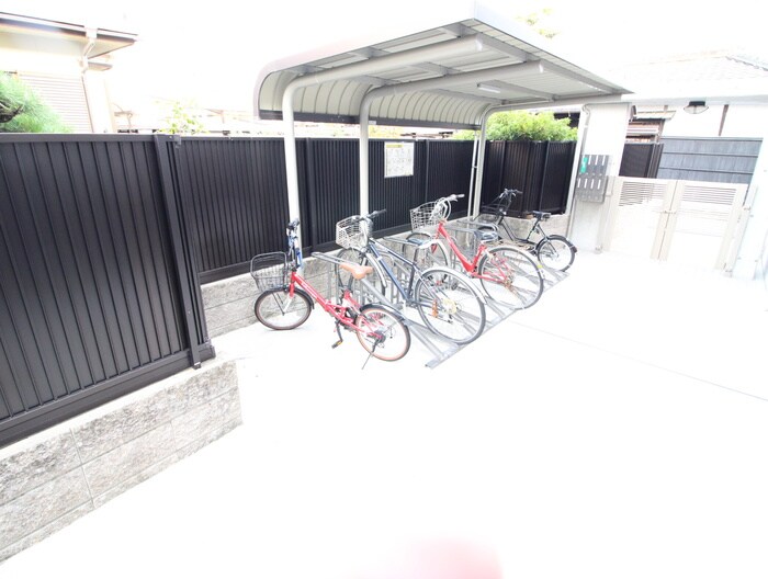 物件外観写真4　(駐輪場)