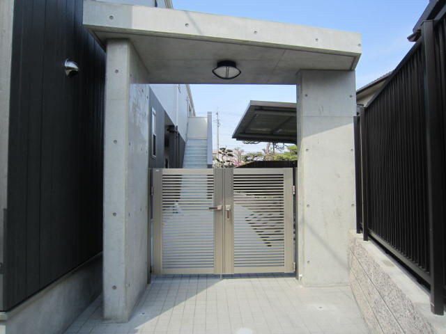 物件外観写真6　(エントランス部分)