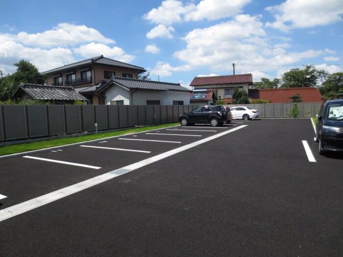 物件外観写真3　(駐車場)