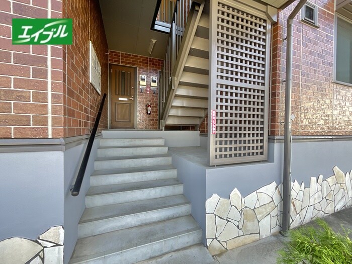 物件外観写真3　(エントランス部分)