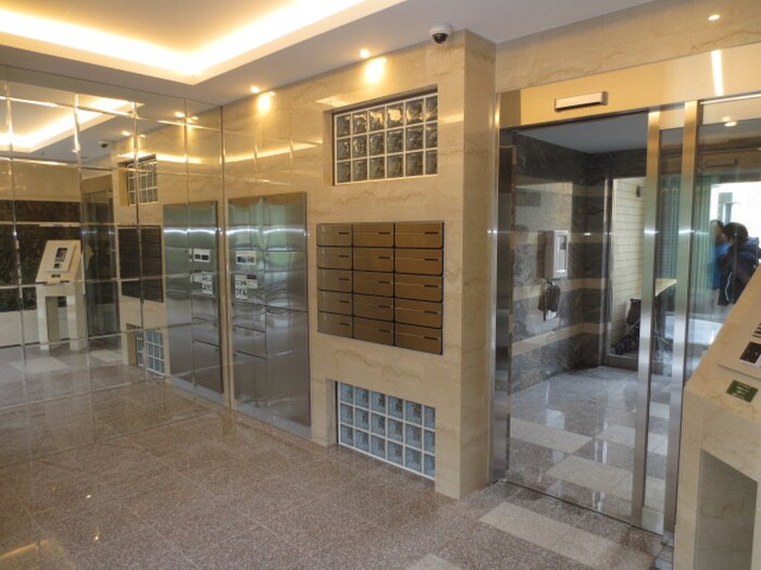 物件外観写真4　(エントランス部分)