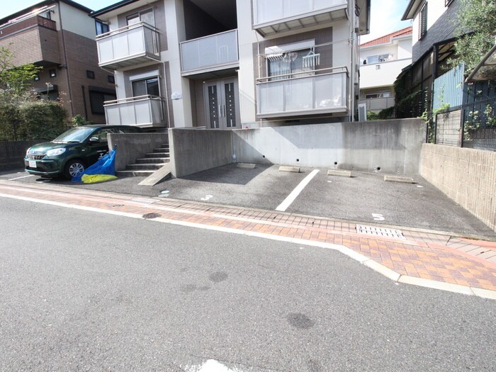 物件外観写真3　(駐車場)