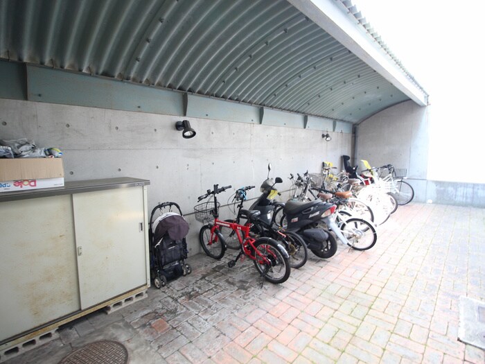 物件外観写真5　(駐輪場)