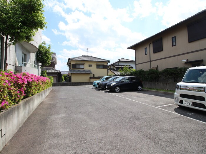 物件外観写真6　(駐車場)