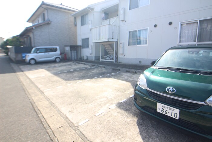 物件外観写真5　(駐車場)