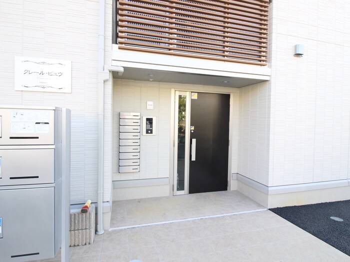物件外観写真2　(エントランス部分)