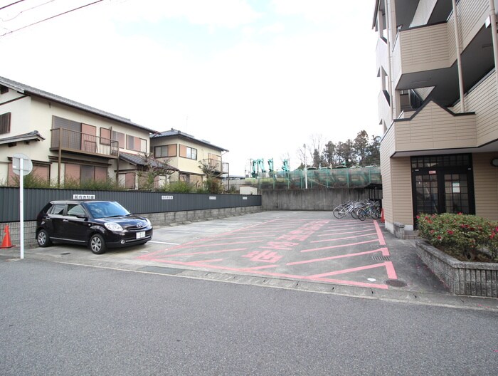 物件外観写真4　(駐車場)