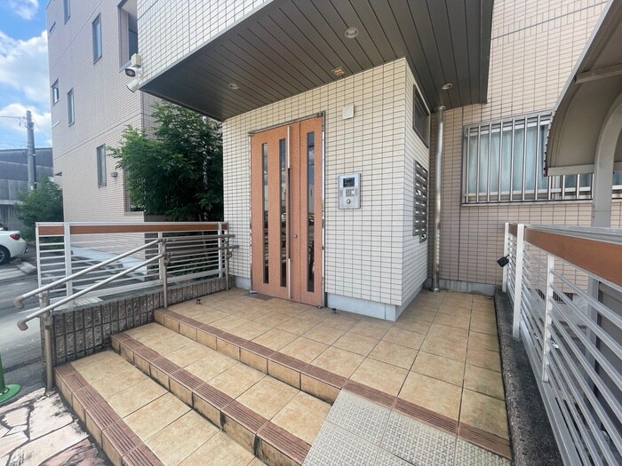 物件外観写真2　(エントランス部分)